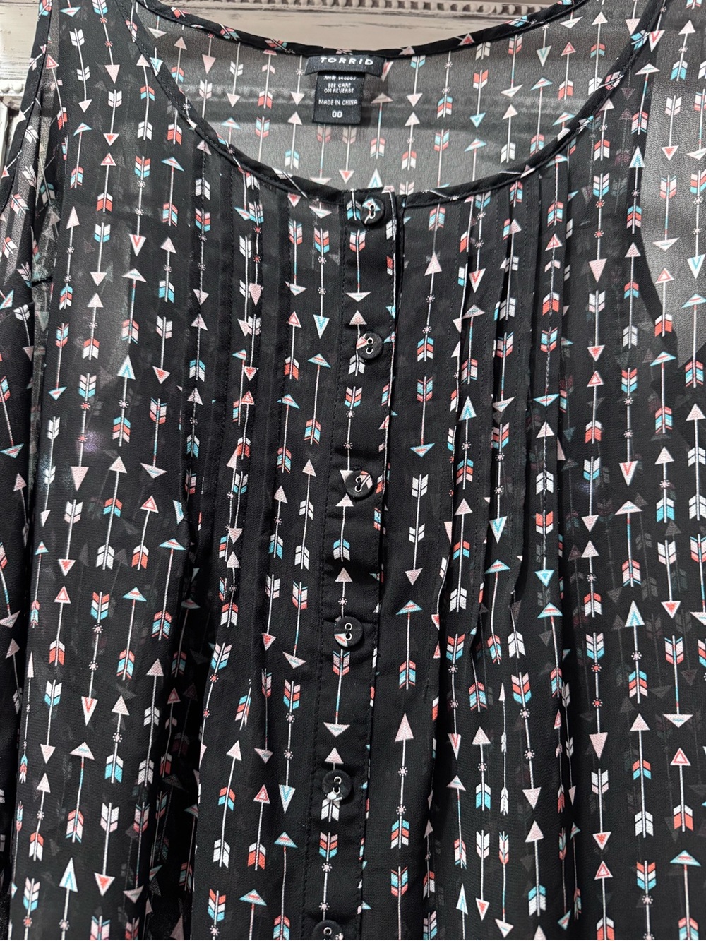 Torrid Black Arrow Print Sleeveless Blouse Sz 00 but runs large - Picture 3 of 7